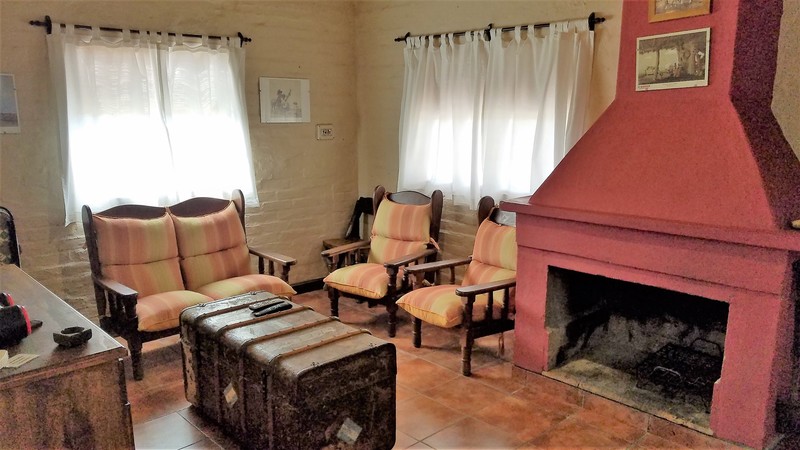 Interior con chimenea de Cabaña del Alto Tupungato