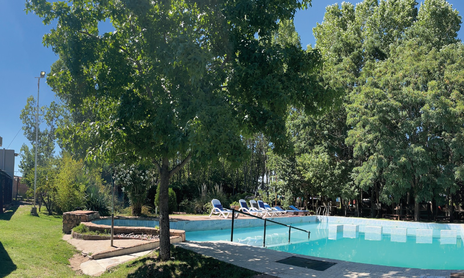 Pileta y parque de Complejo Rocas Vivas