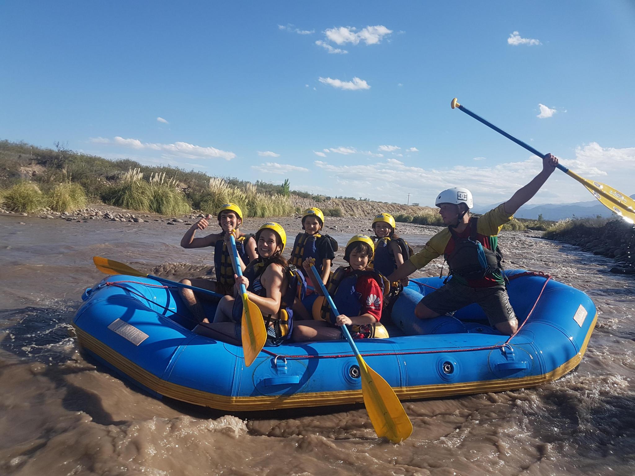 Grupo de rafting de Río Extremo navegando en el río Tunuyán