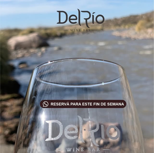Vino junto al río en Del Río Wine Bar