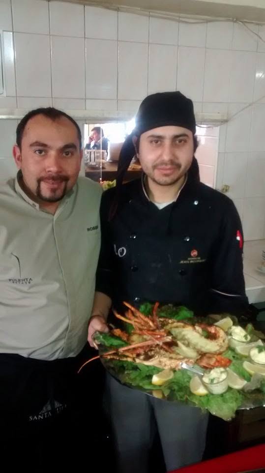 Equipo de Ilo Restaurante con una fuente de mariscos