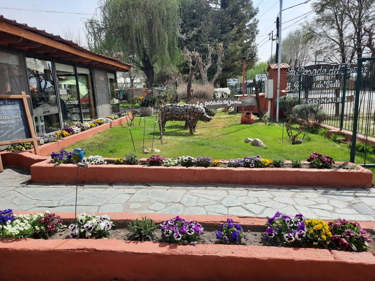 Jardín de ingreso a La Posada del Jamón