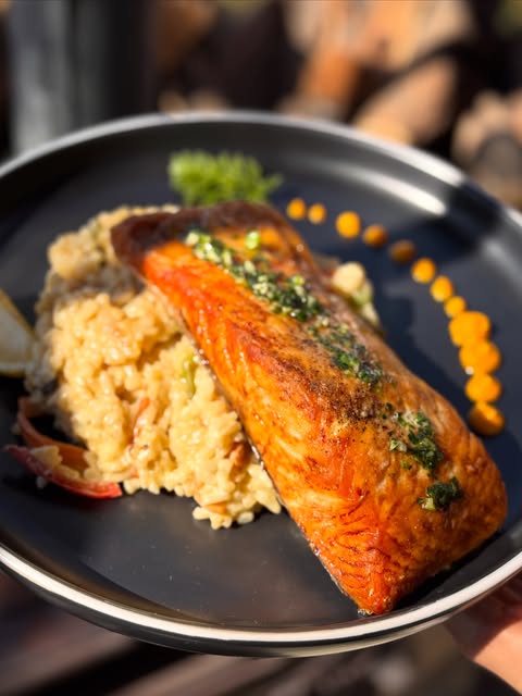 Plato de salmón con risotto de Los Tilos Restaurante